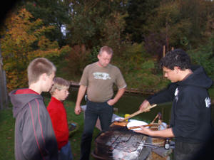 Nils + Ralf beim Grillen